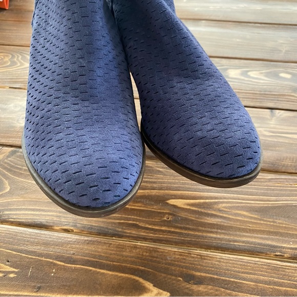 Lucky Brand Baley Navy Genuine Suede Leather Perforated Ankle Boots Size 6.5 - Picture 5 of 10